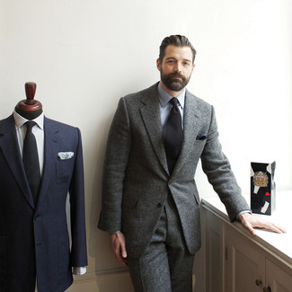 Grauen Wollanzug kombinieren – 411 Herren Outfits: Kombinieren Sie einen grauen Wollanzug mit einem hellblauen Businesshemd für einen stilvollen, eleganten Look.