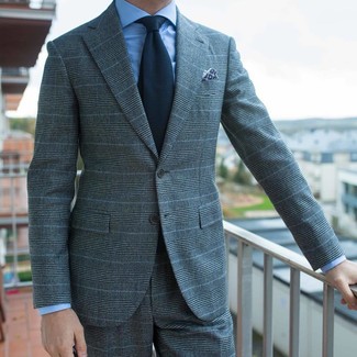 Blaue bedruckte Krawatte kombinieren – 439 Herren Outfits warm Wetter: Kombinieren Sie einen grauen Anzug mit Schottenmuster mit einer blauen bedruckten Krawatte für einen stilvollen, eleganten Look.