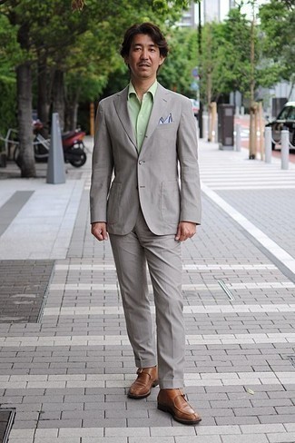 Grünes Businesshemd kombinieren – 86 Herren Outfits warm Wetter: Kombinieren Sie ein grünes Businesshemd mit einem grauen Anzug für einen stilvollen, eleganten Look. Suchen Sie nach leichtem Schuhwerk? Wählen Sie braunen Monks aus Leder für den Tag.