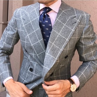 Dunkelblaue bedruckte Krawatte kombinieren – 482 Herren Outfits: Kombinieren Sie einen grauen Anzug mit Karomuster mit einer dunkelblauen bedruckten Krawatte für einen stilvollen, eleganten Look.