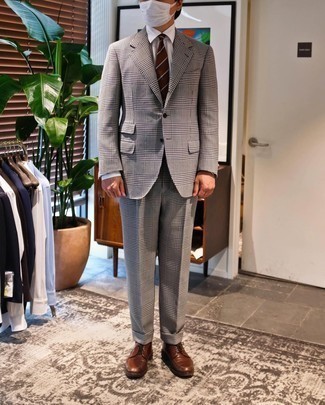 Dunkelrote horizontal gestreifte Krawatte kombinieren – 276 Herren Outfits: Entscheiden Sie sich für einen grauen Anzug mit Schottenmuster und eine dunkelrote horizontal gestreifte Krawatte für einen stilvollen, eleganten Look. Fühlen Sie sich ideenreich? Ergänzen Sie Ihr Outfit mit braunen Leder Derby Schuhen.