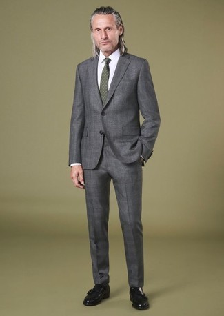 50 Jährige: Krawatte kombinieren – 500+ Herren Outfits: Kombinieren Sie einen grauen Anzug mit einer Krawatte für eine klassischen und verfeinerte Silhouette. Wenn Sie nicht durch und durch formal auftreten möchten, ergänzen Sie Ihr Outfit mit schwarzen Doppelmonks aus Leder.