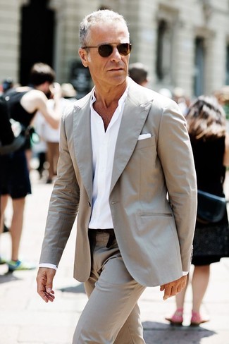 50 Jährige: Weißes und braunes Einstecktuch kombinieren – 247 Sommer Herren Outfits: Tragen Sie einen grauen Anzug und ein weißes und braunes Einstecktuch, um einen lockeren, aber dennoch stylischen Look zu erhalten. Dieses Outfit ist ein perfektes Sommer-Outfit.