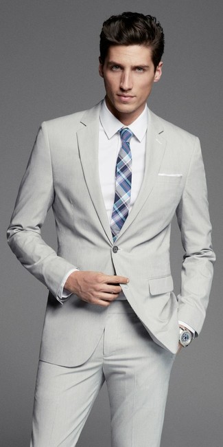 30 Jährige: Blaue Krawatte mit Schottenmuster kombinieren – 53 Elegante Herren Outfits: Entscheiden Sie sich für einen grauen Anzug und eine blaue Krawatte mit Schottenmuster für eine klassischen und verfeinerte Silhouette.