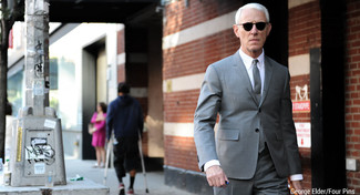 50 Jährige: Grauen Anzug kombinieren – 158 Herren Outfits: Entscheiden Sie sich für einen grauen Anzug und ein weißes Businesshemd für einen stilvollen, eleganten Look.
