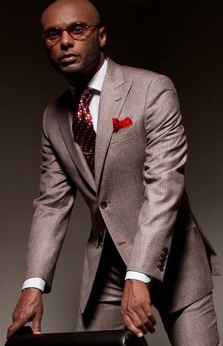 Rote Krawatte mit Argyle-Muster kombinieren – 2 Herren Outfits: Kombinieren Sie einen grauen Anzug mit einer roten Krawatte mit Argyle-Muster für einen stilvollen, eleganten Look.