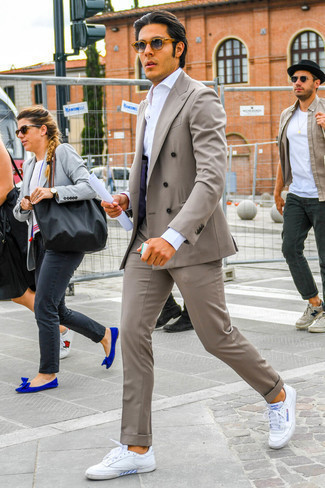Welche niedrige Sneakers mit dunkelgrauen Anzuges zu tragen – 19 Elegante Sommer Herren Outfits: Kombinieren Sie einen dunkelgrauen Anzug mit einem weißen Businesshemd für einen stilvollen, eleganten Look. Wenn Sie nicht durch und durch formal auftreten möchten, wählen Sie niedrige Sneakers. Ein toller Look für den Sommer.