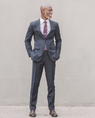 grauer vertikal gestreifter Anzug, weißes Businesshemd, dunkelbraune Leder Oxford Schuhe, hellviolette Krawatte mit Paisley-Muster für Herren