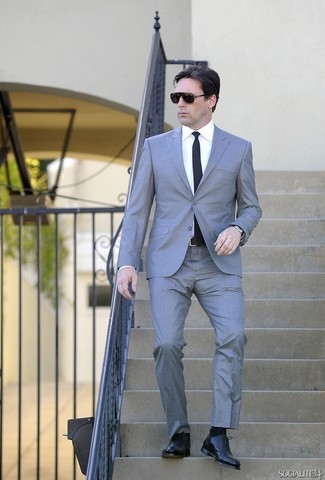 Grauen Anzug kombinieren – 500+ Elegante Herren Outfits: Erwägen Sie das Tragen von einem grauen Anzug und einem weißen Businesshemd für einen stilvollen, eleganten Look. Dieses Outfit passt hervorragend zusammen mit schwarzen Leder Oxford Schuhen.