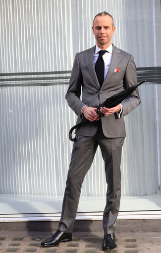 Schwarze Strick Krawatte kombinieren – 145 Herren Outfits: Erwägen Sie das Tragen von einem grauen Anzug und einer schwarzen Strick Krawatte für einen stilvollen, eleganten Look. Wählen Sie die legere Option mit schwarzen Leder Oxford Schuhen.