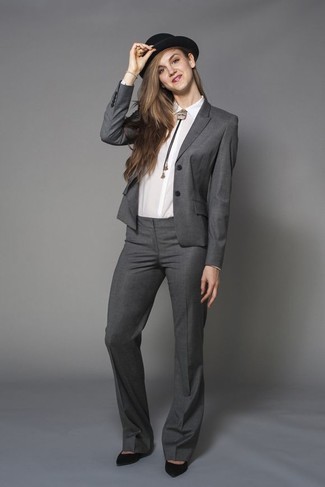 Grauen Anzug kombinieren – 7 Damen Outfits: Erwägen Sie das Tragen von einem weißen Businesshemd und einem grauen Anzug, wenn Sie einen gepflegten und stylischen Look wollen. Schwarze Wildleder Pumps fügen sich nahtlos in einer Vielzahl von Outfits ein.