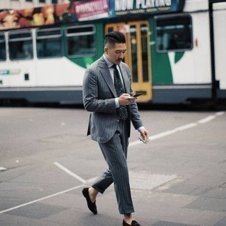 Dunkelgrüne bedruckte Krawatte kombinieren – 199 Herren Outfits: Entscheiden Sie sich für einen grauen vertikal gestreiften Anzug und eine dunkelgrüne bedruckte Krawatte für einen stilvollen, eleganten Look. Fühlen Sie sich mutig? Entscheiden Sie sich für dunkelbraunen Wildleder Slipper.