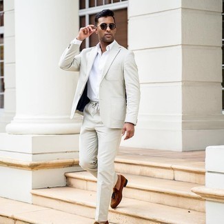 Braune Slipper mit Quasten kombinieren – 500+ Herren Outfits warm Wetter: Kombinieren Sie einen grauen Anzug mit einem weißen Businesshemd für einen stilvollen, eleganten Look. Suchen Sie nach leichtem Schuhwerk? Entscheiden Sie sich für braunen Slipper mit Quasten für den Tag.