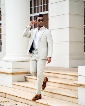 Braune Wildleder Slipper mit Quasten kombinieren – 500+ Herren Outfits: Kombinieren Sie einen grauen Anzug mit einem weißen Businesshemd für eine klassischen und verfeinerte Silhouette. Fühlen Sie sich ideenreich? Wählen Sie braunen Wildleder Slipper mit Quasten.