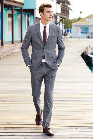 Dunkelrote Leder Slipper kombinieren – 189 Elegante Sommer Herren Outfits: Tragen Sie einen grauen Anzug mit Schottenmuster und ein weißes Businesshemd für einen stilvollen, eleganten Look. Dunkelrote Leder Slipper sind eine ideale Wahl, um dieses Outfit zu vervollständigen. Ein perfektes Outfit für den Sommer, oder?