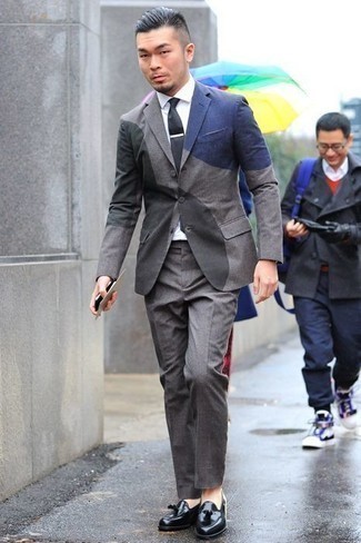 Welche Slipper mit grauen Anzuges zu tragen – 639+ Herren Outfits: Geben Sie den bestmöglichen Look ab in einem grauen Anzug und einem weißen Businesshemd. Slipper leihen Originalität zu einem klassischen Look.