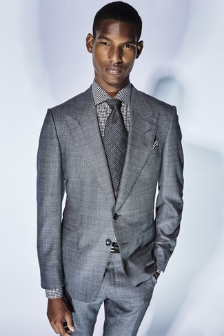 30 Jährige: Businesshemd mit Hahnentritt-Muster kombinieren – 4 Herren Outfits: Tragen Sie ein Businesshemd mit Hahnentritt-Muster und einen grauen Anzug für eine klassischen und verfeinerte Silhouette.