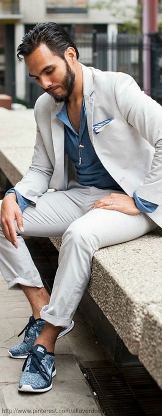 Dunkelblaue und weiße Sportschuhe kombinieren – 475 Herren Outfits: Entscheiden Sie sich für einen grauen Anzug und ein blaues Langarmhemd für einen stilvollen, eleganten Look. Wenn Sie nicht durch und durch formal auftreten möchten, wählen Sie dunkelblauen und weißen Sportschuhe.