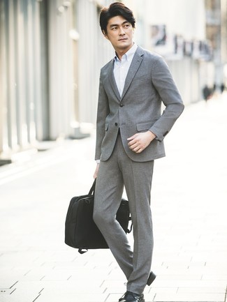 Welche Derby Schuhe mit grauen Anzuges zu tragen – 249 Elegante Herren Outfits: Kombinieren Sie einen grauen Anzug mit einem hellblauen Langarmhemd für eine klassischen und verfeinerte Silhouette. Derby Schuhe sind eine kluge Wahl, um dieses Outfit zu vervollständigen.