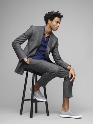 Dunkelgraue Segeltuch niedrige Sneakers kombinieren – 346 Herren Outfits: Kombinieren Sie einen grauen Anzug mit einem dunkelblauen Polohemd für einen für die Arbeit geeigneten Look. Dunkelgraue Segeltuch niedrige Sneakers leihen Originalität zu einem klassischen Look.