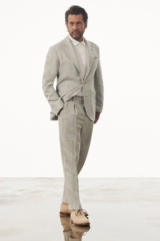 Einstecktuch kombinieren – 500+ Sommer Herren Outfits: Kombinieren Sie einen grauen vertikal gestreiften Anzug mit einem Einstecktuch für einen bequemen Alltags-Look. Wählen Sie hellbeige Wildleder Oxford Schuhe, um Ihr Modebewusstsein zu zeigen. Ein super Outfit für den Sommer.