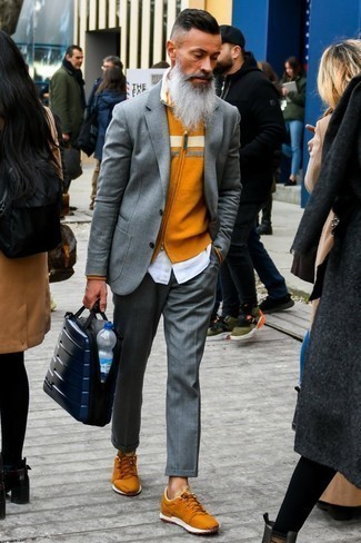 Orange niedrige Sneakers kombinieren – 246 Herren Outfits: Paaren Sie einen grauen Anzug mit einem orange Pullover mit einem Reißverschluß für einen stilvollen, eleganten Look. Wenn Sie nicht durch und durch formal auftreten möchten, vervollständigen Sie Ihr Outfit mit orange niedrigen Sneakers.