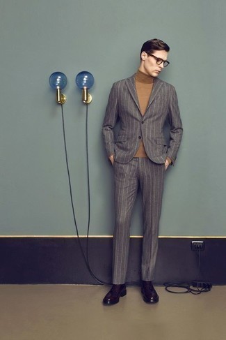 30 Jährige: Welche Derby Schuhe mit grauen Anzuges zu tragen – 23 Smart-Casual Herren Outfits: Kombinieren Sie einen grauen Anzug mit einem beige Rollkragenpullover für Drinks nach der Arbeit. Ergänzen Sie Ihr Look mit Derby Schuhen.
