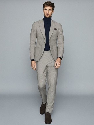Welche Rollkragenpullover mit grauen Anzuges zu tragen – 242 Herren Outfits: Die modische Kombination aus einem grauen Anzug und einem Rollkragenpullover ist perfekt für einen Tag im Büro. Vervollständigen Sie Ihr Look mit dunkelbraunen Wildleder Derby Schuhen.