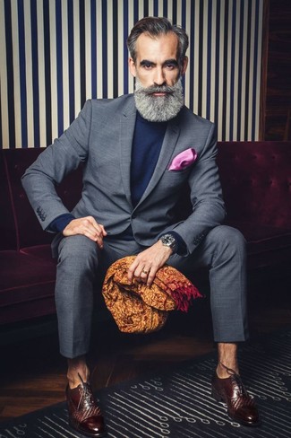 Grauen Anzug mit Karomuster kombinieren – 163 Elegante Herren Outfits warm Wetter: Kombinieren Sie einen grauen Anzug mit Karomuster mit einem dunkelblauen Rollkragenpullover, um einen modischen Freizeitlook zu kreieren. Ergänzen Sie Ihr Outfit mit dunkelbraunen Leder Oxford Schuhen, um Ihr Modebewusstsein zu zeigen.
