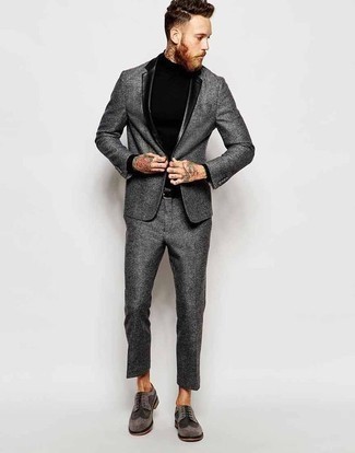 Graue Wildleder Brogues kombinieren – 10 Herren Outfits: Paaren Sie einen grauen Anzug mit einem schwarzen Rollkragenpullover, um vor Klasse und Perfektion zu strotzen. Komplettieren Sie Ihr Outfit mit grauen Wildleder Brogues.