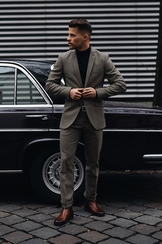 Welche Anzüge mit schwarzen Rollkragenpullovers zu tragen – 185 Herren Outfits: Paaren Sie einen Anzug mit einem schwarzen Rollkragenpullover, um einen modischen Freizeitlook zu kreieren. Ergänzen Sie Ihr Look mit braunen Chelsea Boots aus Leder.