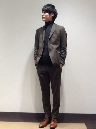 Schwarzen Rollkragenpullover kombinieren – 248 Elegante Herren Outfits: Kombinieren Sie einen schwarzen Rollkragenpullover mit einem grauen Anzug für einen stilvollen, eleganten Look. Braune Leder Derby Schuhe sind eine kluge Wahl, um dieses Outfit zu vervollständigen.
