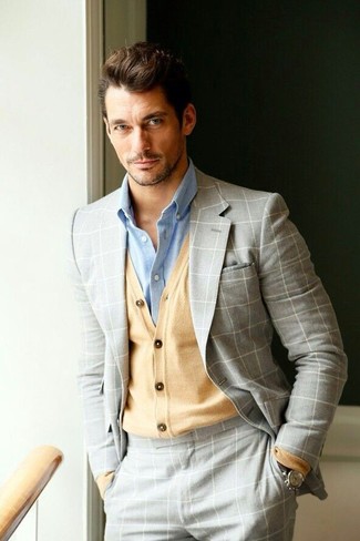 Beige Pullover kombinieren – 290 Elegante Herren Outfits: Kombinieren Sie einen beige Pullover mit einem grauen Anzug mit Karomuster für einen stilvollen, eleganten Look.