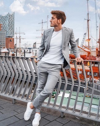 Sneakersocken kombinieren – 198 Smart-Casual Herren Outfits: Kombinieren Sie einen grauen Anzug mit Sneakersocken für einen bequemen Alltags-Look. Weiße Segeltuch niedrige Sneakers sind eine perfekte Wahl, um dieses Outfit zu vervollständigen.