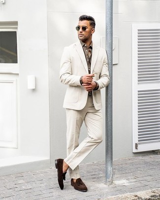 Beige Anzug kombinieren – 875+ Herren Outfits: Vereinigen Sie einen beige Anzug mit einer braunen Anzughose für eine klassischen und verfeinerte Silhouette. Bringen Sie die Dinge durcheinander, indem Sie dunkelbraunen Wildleder Slipper mit Quasten mit diesem Outfit tragen.