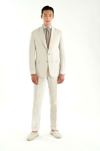 Beige Krawatte kombinieren – 246 Sommer Herren Outfits: Kombinieren Sie einen hellbeige Anzug mit einer beige Krawatte für einen stilvollen, eleganten Look. Fühlen Sie sich mutig? Vervollständigen Sie Ihr Outfit mit hellbeige Segeltuch Espadrilles. Dieses Outfit ist sehr gut für den Sommer geeignet.
