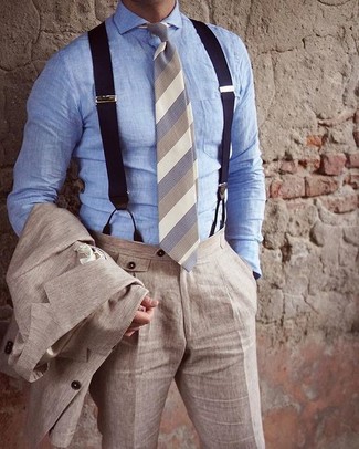 Hellbeige Leinen Anzug kombinieren – 17 Herren Outfits: Kombinieren Sie einen hellbeige Leinen Anzug mit einem hellblauen Chambray Businesshemd für einen stilvollen, eleganten Look.