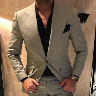 Schwarzes und weißes Einstecktuch kombinieren – 337 Elegante Herren Outfits: Tragen Sie einen hellbeige Anzug und ein schwarzes und weißes Einstecktuch für ein bequemes Outfit, das außerdem gut zusammen passt.