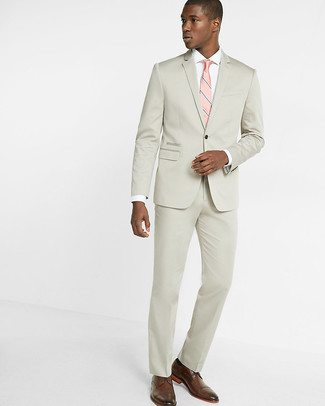 Rosa vertikal gestreifte Krawatte kombinieren – 6 Herren Outfits: Vereinigen Sie einen hellbeige Anzug mit einer rosa vertikal gestreiften Krawatte für eine klassischen und verfeinerte Silhouette. Fühlen Sie sich mutig? Vervollständigen Sie Ihr Outfit mit braunen Leder Brogues.