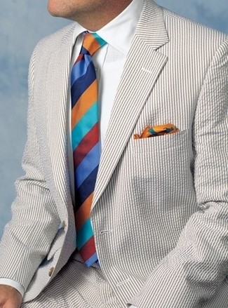Mehrfarbiges Einstecktuch kombinieren – 405 Herren Outfits: Kombinieren Sie einen hellbeige Anzug aus Seersucker mit einem mehrfarbigen Einstecktuch, um einen lockeren, aber dennoch stylischen Look zu erhalten.