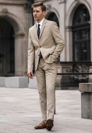 Schwarze bedruckte Krawatte kombinieren – 52 Elegante Sommer Herren Outfits: Kombinieren Sie einen hellbeige Anzug mit einer schwarzen bedruckten Krawatte für einen stilvollen, eleganten Look. Fühlen Sie sich ideenreich? Ergänzen Sie Ihr Outfit mit braunen Leder Slippern. Dieses Outfit könnte zu Ihren Lieblings-Sommer-Outfit werden!