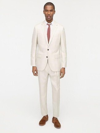 Beige Anzug kombinieren – 500+ Sommer Herren Outfits: Kombinieren Sie einen beige Anzug mit einem weißen Businesshemd für eine klassischen und verfeinerte Silhouette. Fühlen Sie sich mutig? Vervollständigen Sie Ihr Outfit mit braunen Wildleder Slippern. Das ist eindeutig ein perfekt passendes Outfit für Sommerabende!