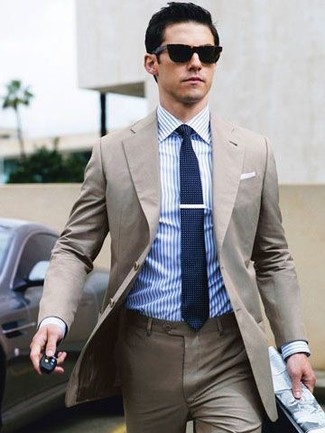 hellbeige Anzug, weißes und blaues vertikal gestreiftes Businesshemd, dunkelblaue Strick Krawatte, schwarze Sonnenbrille für Herren