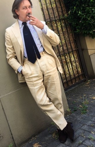 50 Jährige: Oxford Schuhe kombinieren – 211 Herren Outfits: Paaren Sie einen hellbeige Anzug mit einem weißen und blauen vertikal gestreiften Businesshemd, um vor Klasse und Perfektion zu strotzen. Oxford Schuhe sind eine gute Wahl, um dieses Outfit zu vervollständigen.