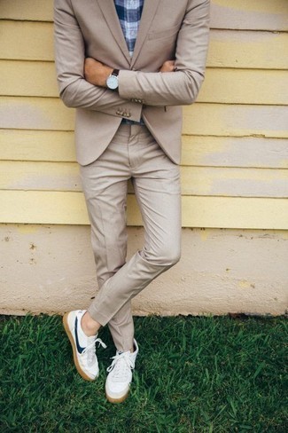 Dunkelblaues und grünes Langarmhemd mit Schottenmuster kombinieren – 174 Smart-Casual Herren Outfits: Paaren Sie ein dunkelblaues und grünes Langarmhemd mit Schottenmuster mit einem hellbeige Anzug für eine klassischen und verfeinerte Silhouette. Weiße und dunkelblaue Segeltuch niedrige Sneakers verleihen einem klassischen Look eine neue Dimension.