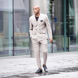 30 Jährige: Anzug kombinieren – 500+ Smart-Casual Herren Outfits: Entscheiden Sie sich für einen Anzug und ein dunkelbraunes T-Shirt mit einem Rundhalsausschnitt, um einen eleganten, aber nicht zu festlichen Look zu kreieren. Setzen Sie bei den Schuhen auf die klassische Variante mit dunkelgrauen Doppelmonks aus Leder.