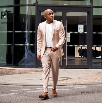 Hellbeige Anzug kombinieren – 875+ Herren Outfits: Kombinieren Sie einen hellbeige Anzug mit einem weißen T-Shirt mit einem Rundhalsausschnitt für einen für die Arbeit geeigneten Look. Fühlen Sie sich ideenreich? Entscheiden Sie sich für braunen Wildleder Slipper.