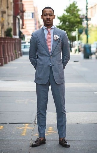 30 Jährige: Rosa bedruckte Krawatte kombinieren – 17 Herren Outfits: Kombinieren Sie einen hellblauen Anzug mit einer rosa bedruckten Krawatte für eine klassischen und verfeinerte Silhouette. Dunkelbraune Leder Slipper mit Quasten leihen Originalität zu einem klassischen Look.