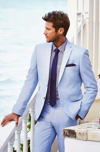 Hellviolettes bedrucktes Businesshemd kombinieren – 2 Herren Outfits: Erwägen Sie das Tragen von einem hellvioletten bedruckten Businesshemd und einem hellblauen Anzug für eine klassischen und verfeinerte Silhouette.