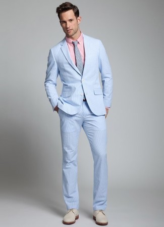 hellblauer Anzug aus Seersucker, rosa Businesshemd, hellbeige Wildleder Derby Schuhe, graue gepunktete Krawatte für Herren